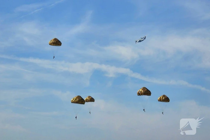 Parachutisten vast in boom