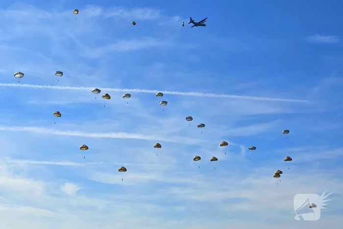 Parachutisten vast in boom