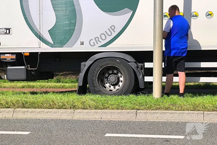 Vrachtwagen botst met auto