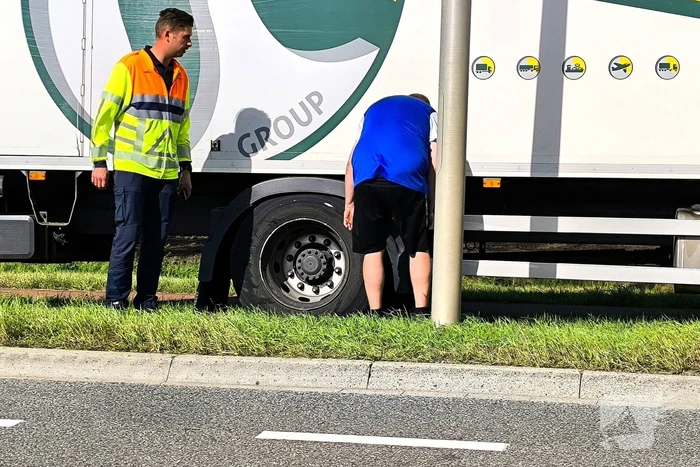 Vrachtwagen botst met auto