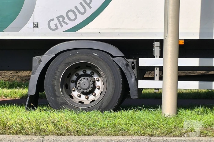 Vrachtwagen botst met auto