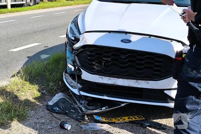 Vrachtwagen botst met auto