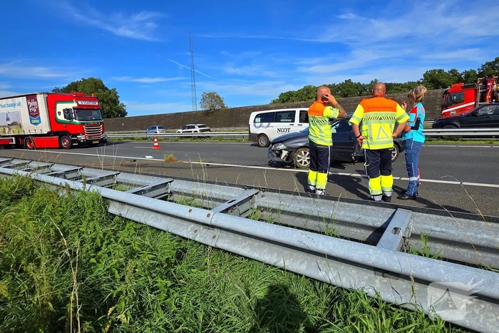 Automobilist raakt vangrail en blokkeert snelweg
