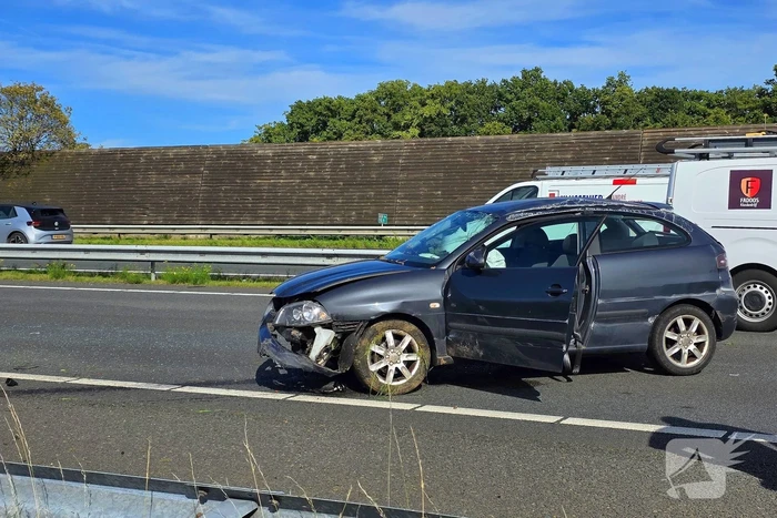 Automobilist raakt vangrail en blokkeert snelweg