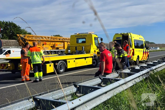 Automobilist raakt vangrail en blokkeert snelweg