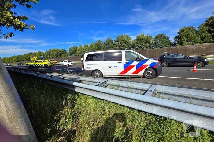 Automobilist raakt vangrail en blokkeert snelweg