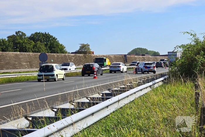 Automobilist raakt vangrail en blokkeert snelweg