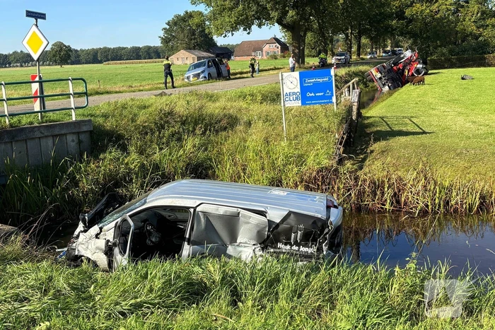 Voertuigen belanden in sloot na crash