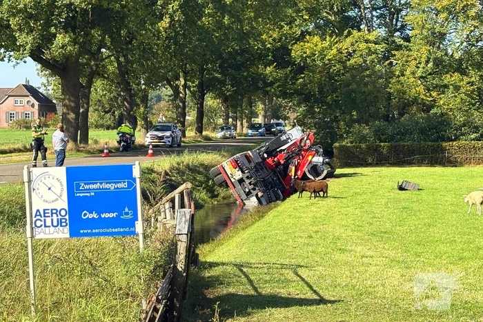 Voertuigen belanden in sloot na crash