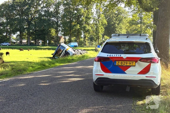 Voertuigen belanden in sloot na crash