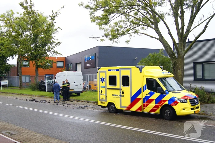 Bestelbus knapt bovenop geparkeerde auto
