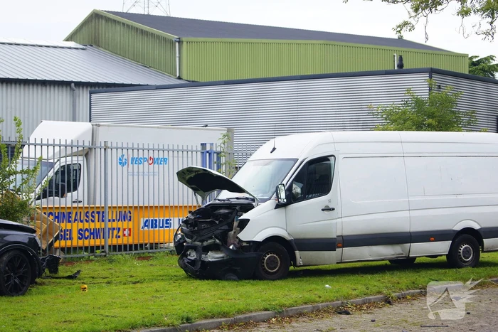Bestelbus knapt bovenop geparkeerde auto