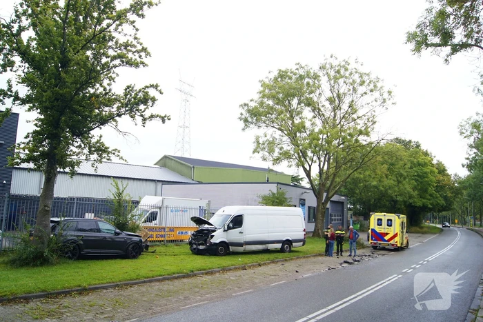 Bestelbus knapt bovenop geparkeerde auto