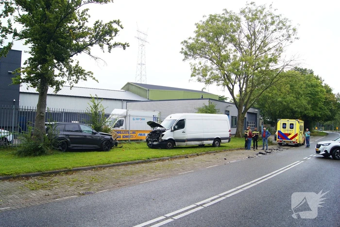 Bestelbus knapt bovenop geparkeerde auto