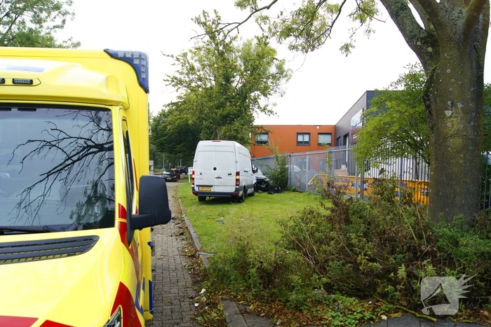 Bestelbus knapt bovenop geparkeerde auto
