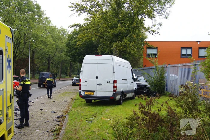 Bestelbus knapt bovenop geparkeerde auto