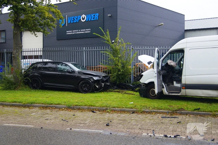 Bestelbus knapt bovenop geparkeerde auto