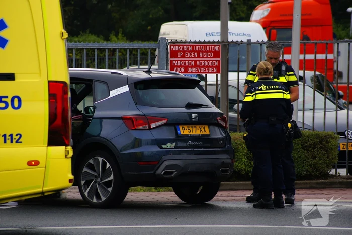 Politie voert blaastest uit na botsing, bestuurder mee met agenten