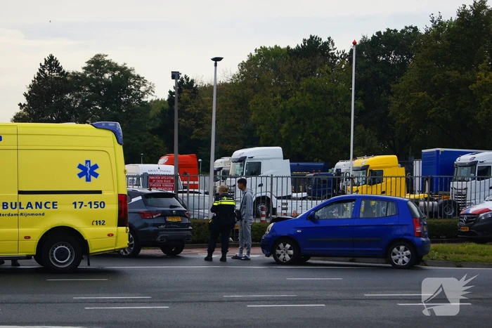 Politie voert blaastest uit na botsing, bestuurder mee met agenten