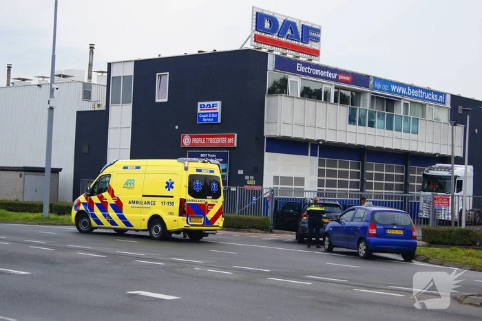 Politie voert blaastest uit na botsing, bestuurder mee met agenten