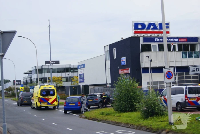 Politie voert blaastest uit na botsing, bestuurder mee met agenten