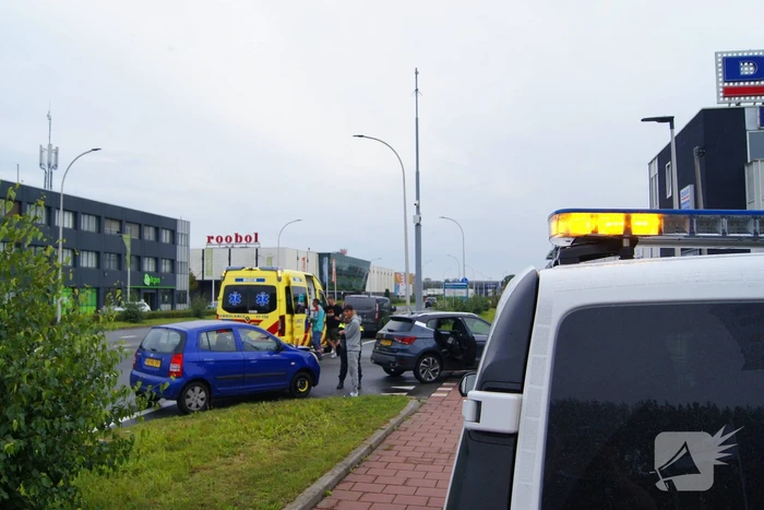Politie voert blaastest uit na botsing, bestuurder mee met agenten
