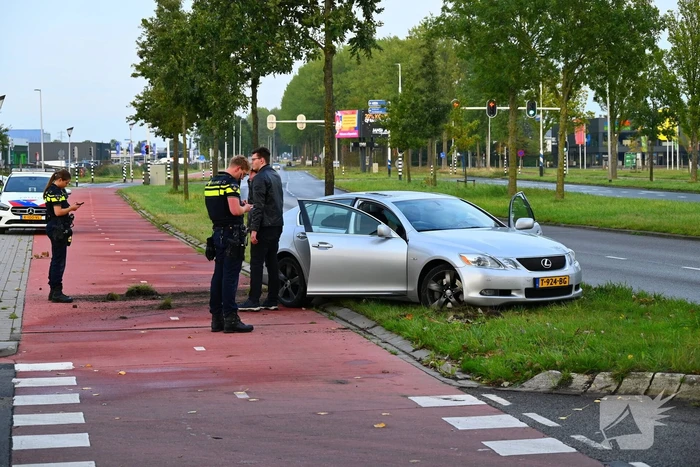 Automobilist raakt van de weg af