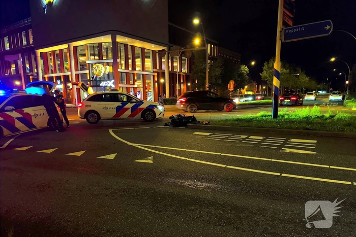 Scooter met twee opzittenden botst met automobilist