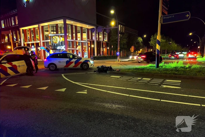 Scooter met twee opzittenden botst met automobilist