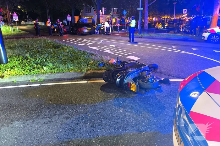 Scooter met twee opzittenden botst met automobilist