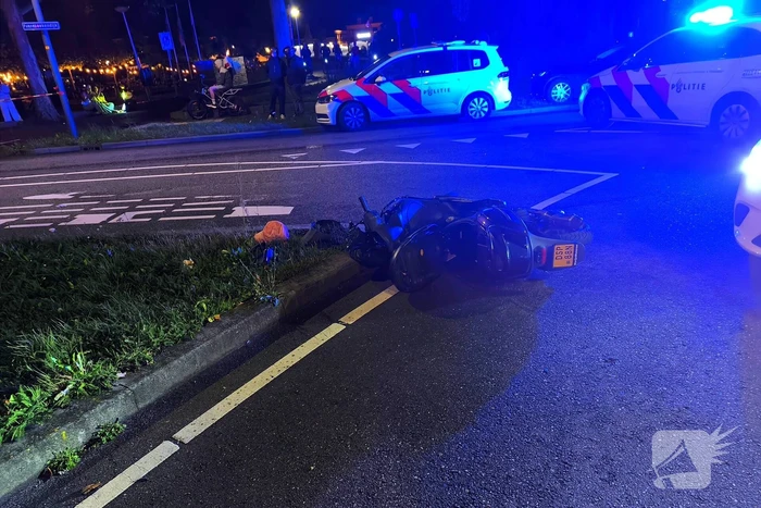 Scooter met twee opzittenden botst met automobilist