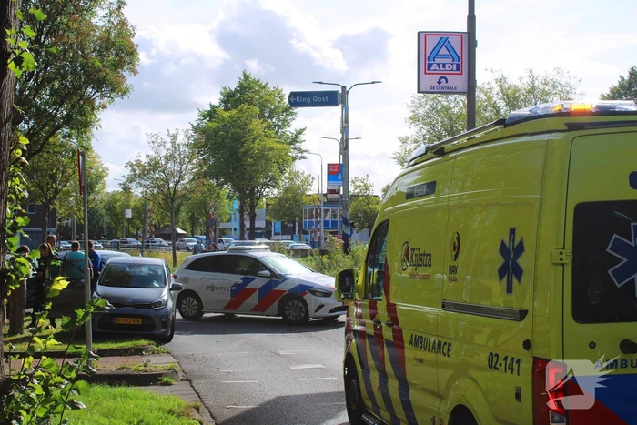 Twee voertuigen botsen op rotonde
