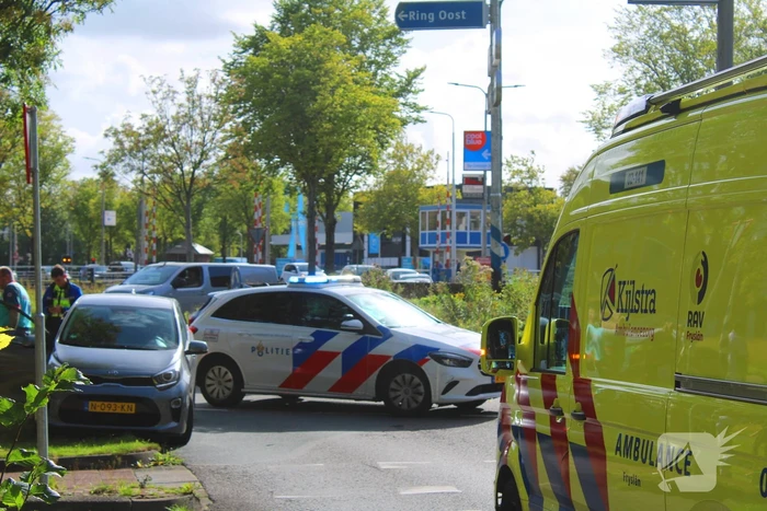 Twee voertuigen botsen op rotonde
