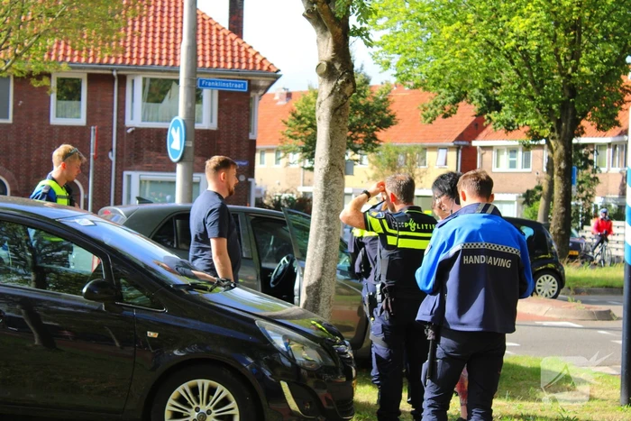 Twee voertuigen botsen op rotonde