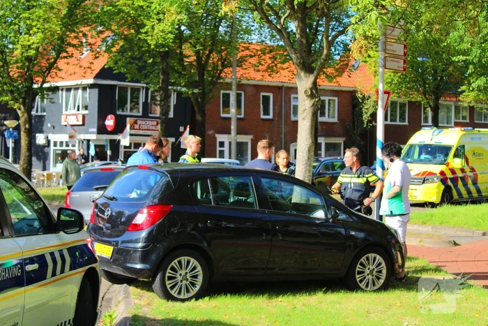 Twee voertuigen botsen op rotonde