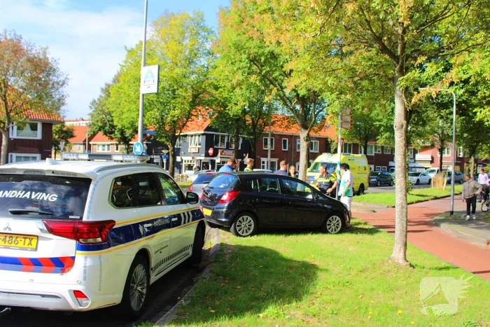 Twee voertuigen botsen op rotonde