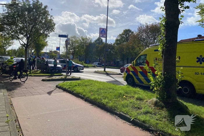 Twee voertuigen botsen op rotonde