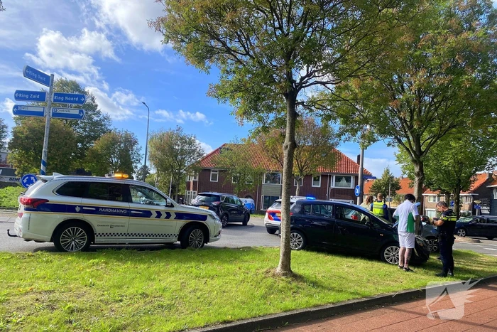 Twee voertuigen botsen op rotonde