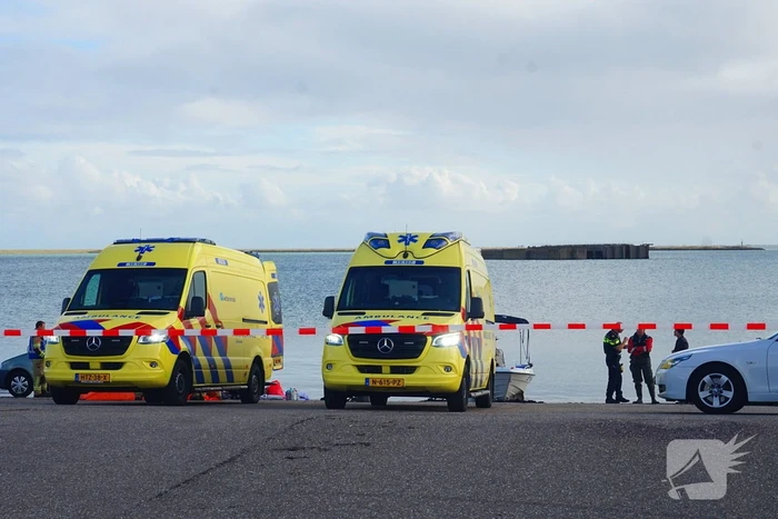 Passerende boot redt drenkeling, maar hulp te laat