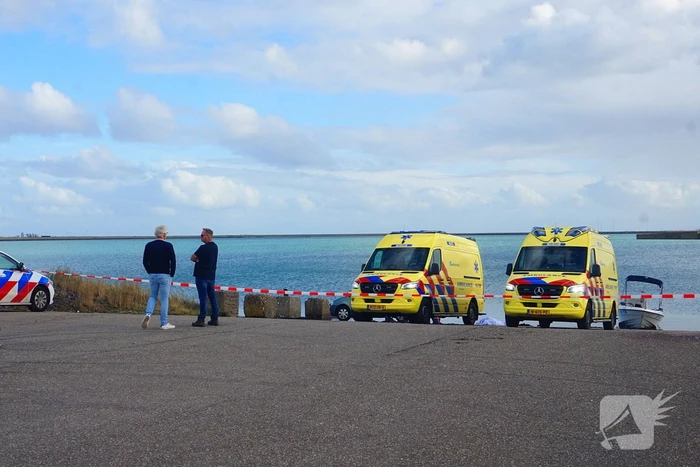 Passerende boot redt drenkeling, maar hulp te laat
