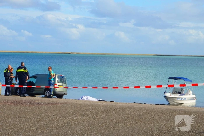 Passerende boot redt drenkeling, maar hulp te laat