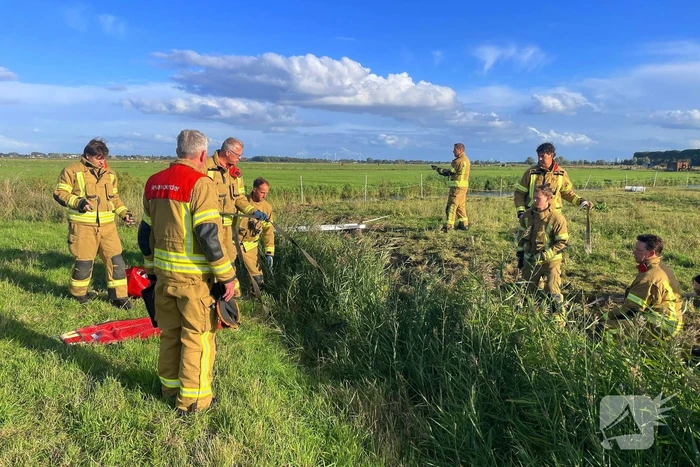 Brandweer takelt paard uit water