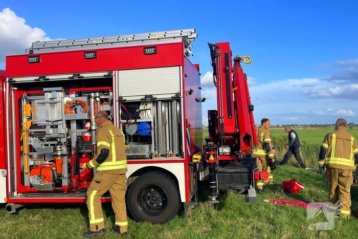 Brandweer takelt paard uit water