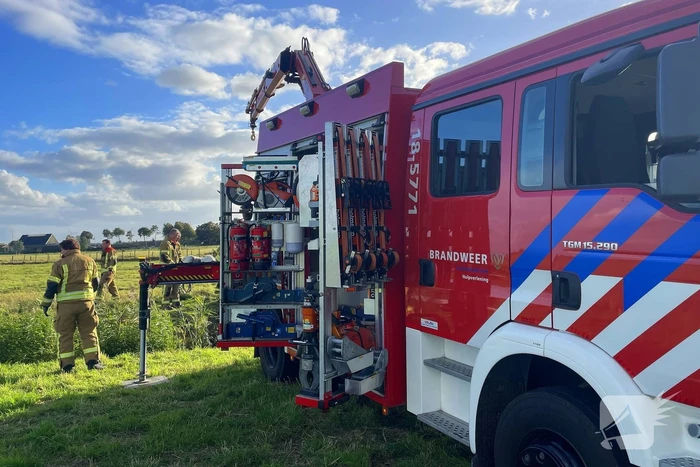 Brandweer takelt paard uit water