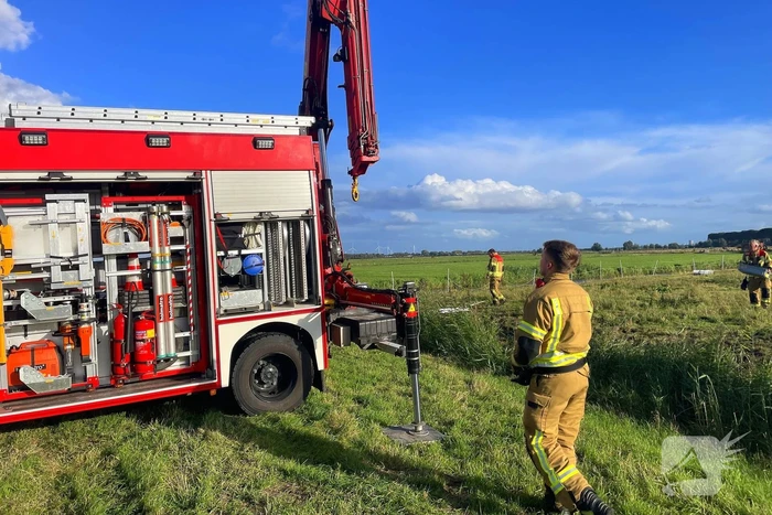 Brandweer takelt paard uit water
