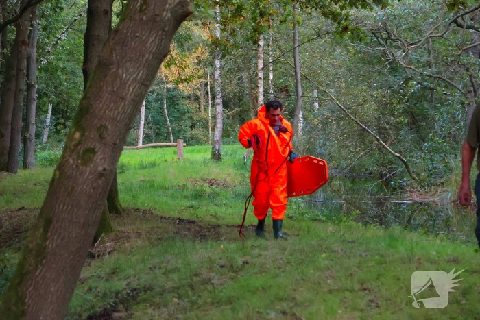 Oude vrouw gered uit sloot tijdens wandeling