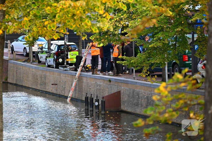 Zoektocht naar explosief in gracht