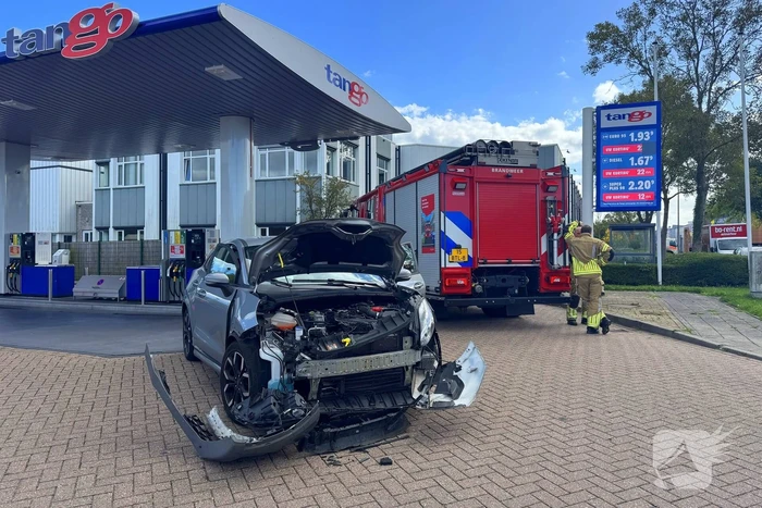 Brand na botsing bij tankstation