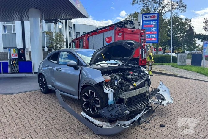 Brand na botsing bij tankstation