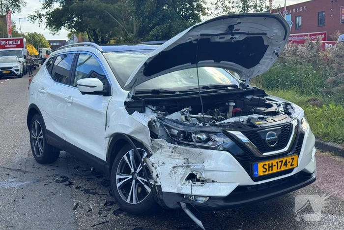 Brand na botsing bij tankstation